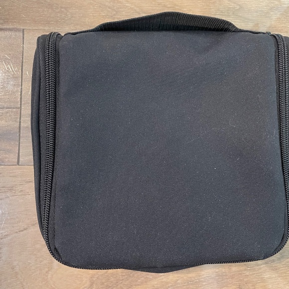 Excellent Condition Hanging Travel Toiletry Bag - Picture 10 of 13